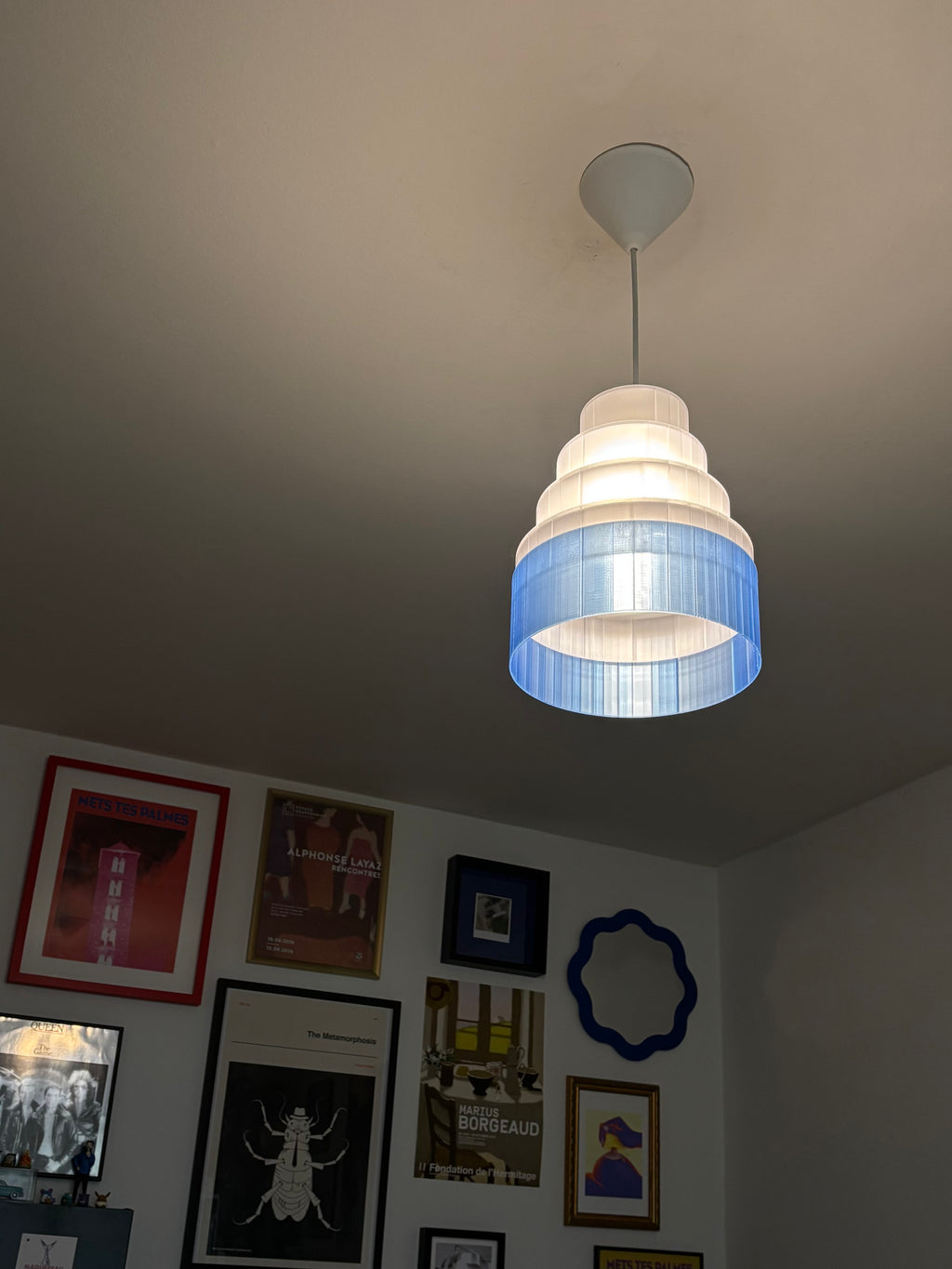 Plafonnier design EchoGlow blanc et bleu, suspension imprimée en 3D