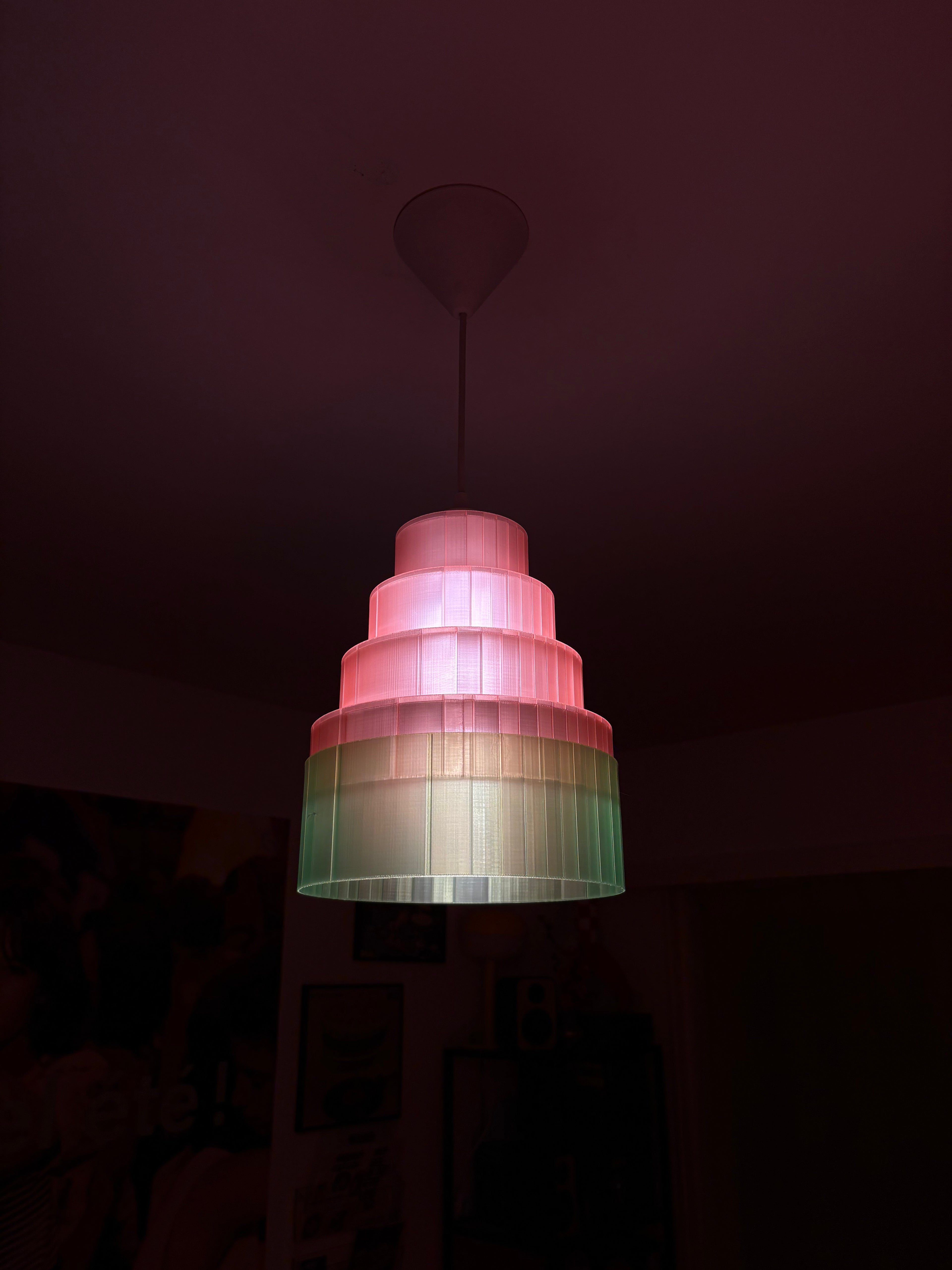 Suspension EchoGlow rose et vert, lampe design fabriquée à Lausanne