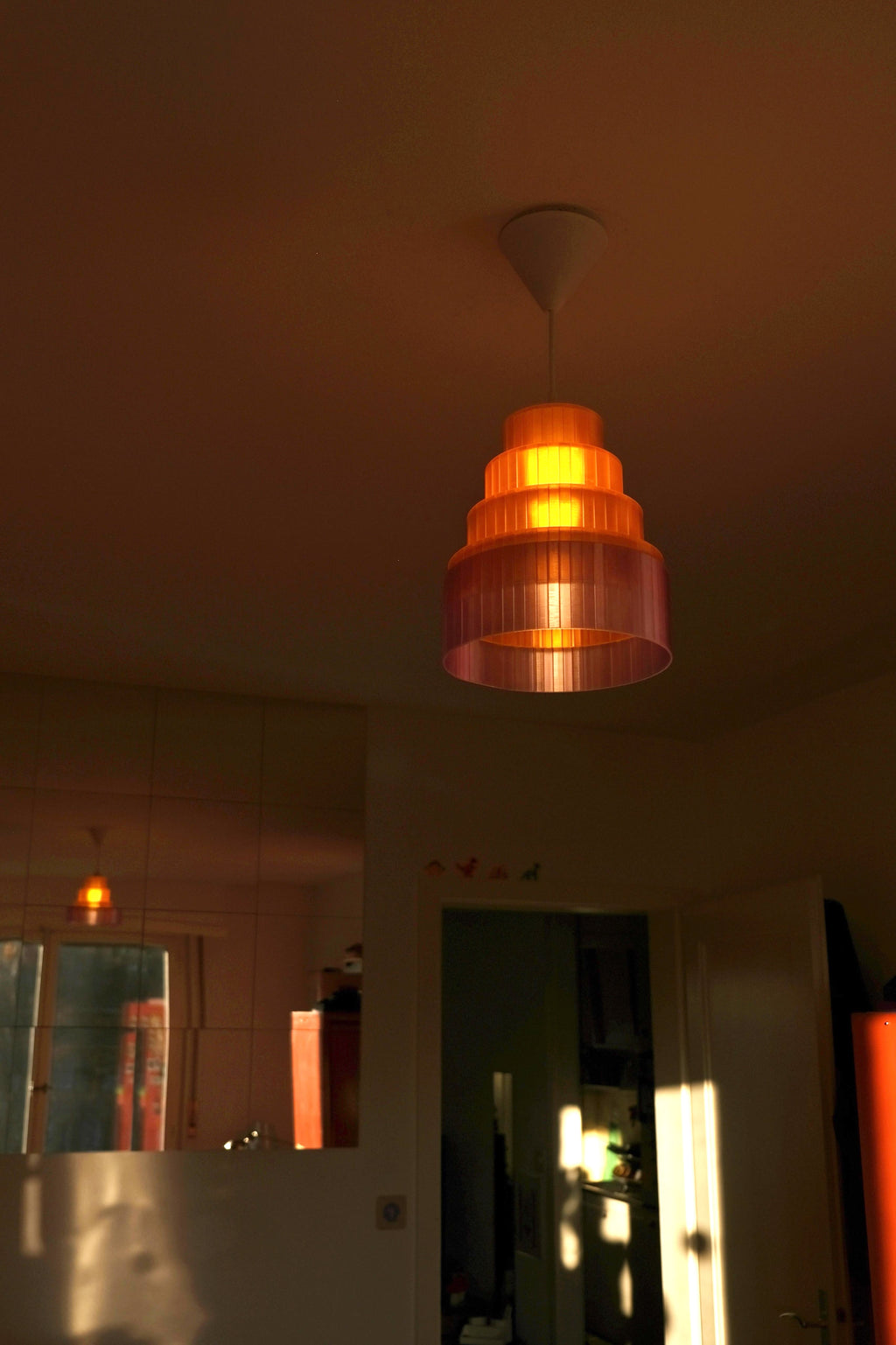 Suspension EchoGlow orange et violet, lampe design fabriquée à Lausanne