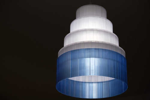 Plafonnier design EchoGlow blanc et bleu, en PETG translucide
